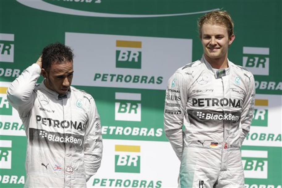 .... mentre  Nico Rosberg che giunge sul podio pi alto in Brasile mentre Hamilton si deve accontentare del secondo posto. Il brasiliano Felipe Massa, sostenuto dal pubblico amico, giunge terzo. (Ap)